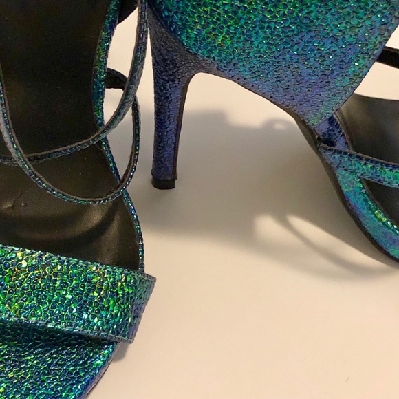 Emerald color “snake skin” heels. - Picture 2 of 2